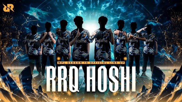 oster resmi RRQ Hoshi Mobile Legends MPL Season 15 dengan jajaran pemain berdiri membelakangi, latar belakang efek cahaya dan nuansa futuristik biru.